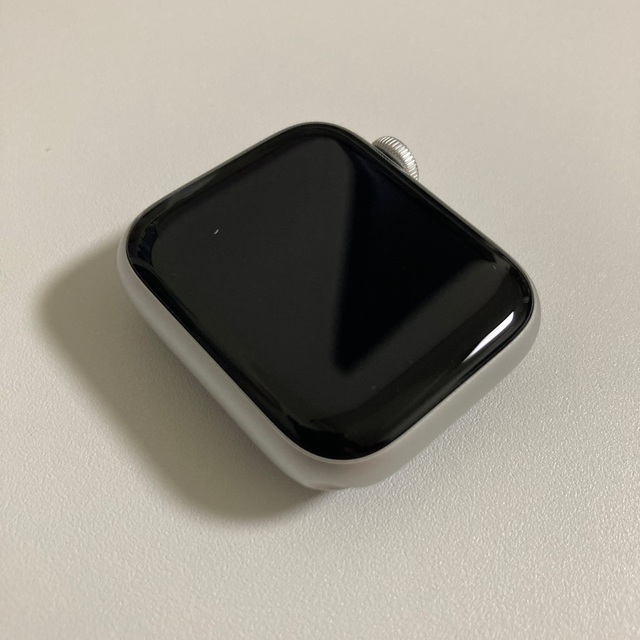 Apple Watch(アップルウォッチ)の【極上美品】Apple Watch SE 40mm シルバー アルミニウム スマホ/家電/カメラのスマートフォン/携帯電話(スマートフォン本体)の商品写真