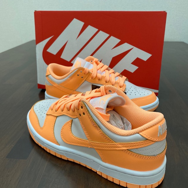 【22.5cm】NikeナイキWMNS Dunk Lowナイキ ダンク ローロゴシャツ