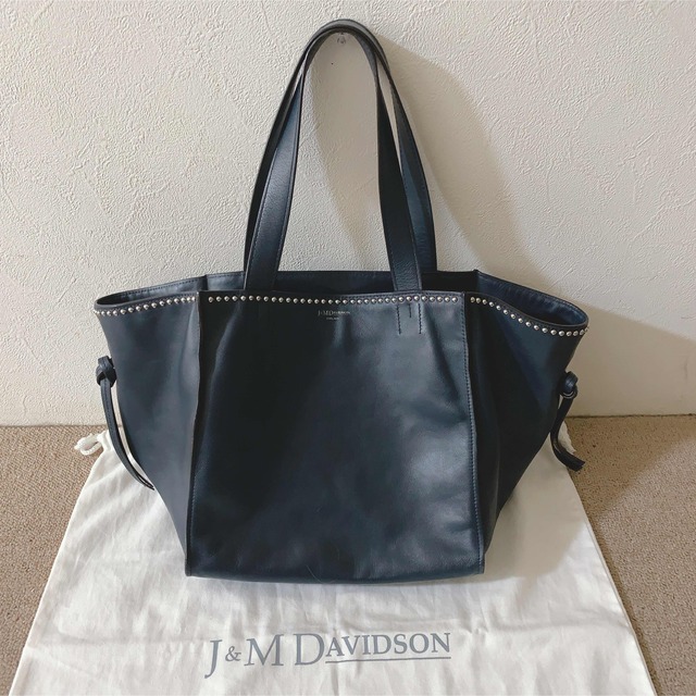 J&M DAVIDSON(ジェイアンドエムデヴィッドソン)の美品 J&M DAVIDSON ベル S ウィズ スタッズ  紺 レディースのバッグ(ハンドバッグ)の商品写真