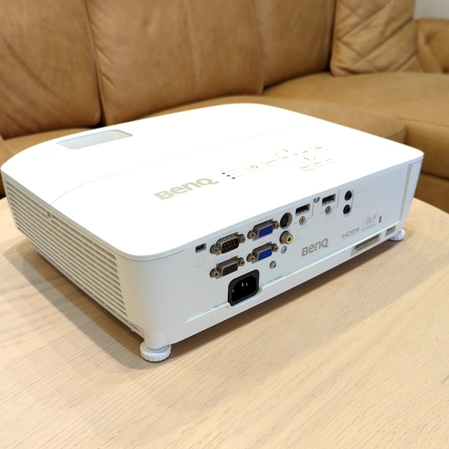 【中古】BenQ MH534 フルHDプロジェクター スマホ/家電/カメラのテレビ/映像機器(プロジェクター)の商品写真