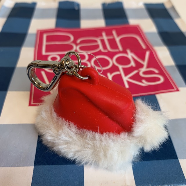 Bath & Body Works(バスアンドボディーワークス)の【新品】バスアンドボディワークス ジェル ホルダー サンタハット レディースのファッション小物(キーホルダー)の商品写真