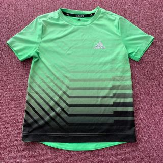 アディダス(adidas)のadidasのTシャツ(Tシャツ/カットソー)