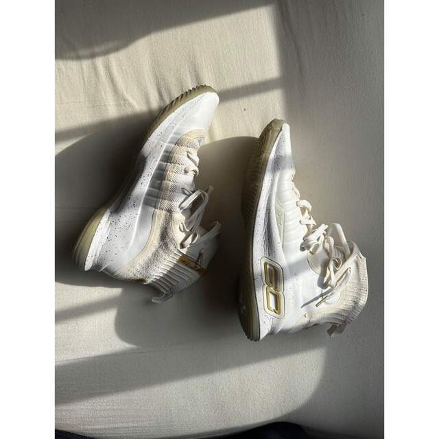 UNDER ARMOUR(アンダーアーマー)のUnderArmerCurry4 White Gold メンズの靴/シューズ(スニーカー)の商品写真