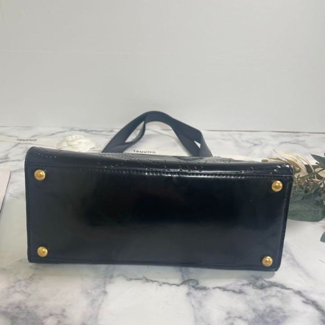 CHANEL 美品 シャネル ココマーク パテント レザー パンチング