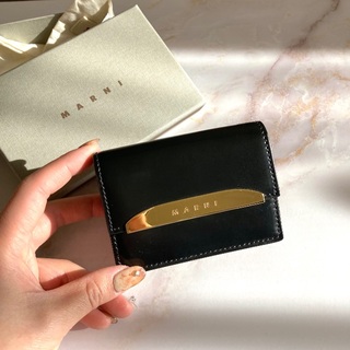 Marni - マルニ ミニ財布 折り財布 コンパクト シンプル ブラック メタルプレート