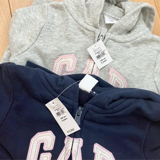 babyGAP(ベビーギャップ)の新品　baby gap ロゴ　スウェット　パーカー  100 105 女の子 キッズ/ベビー/マタニティのキッズ服女の子用(90cm~)(ジャケット/上着)の商品写真