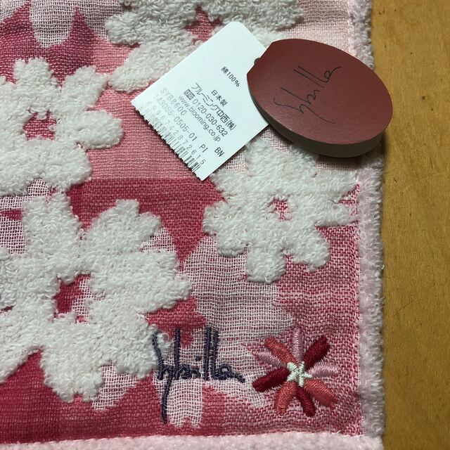 Sybilla(シビラ)のハンドタオル　花柄　赤・ピンク系 レディースのファッション小物(ハンカチ)の商品写真
