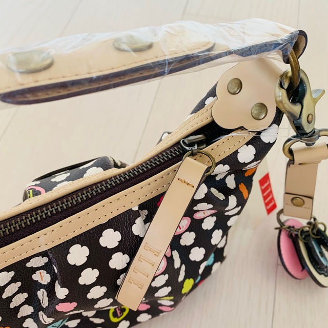 ELLE(エル)の新品　タグ付き　ショルダーバッグ  ハンドバッグ　茶色　小さめ　ポーチ   レディースのバッグ(ショルダーバッグ)の商品写真