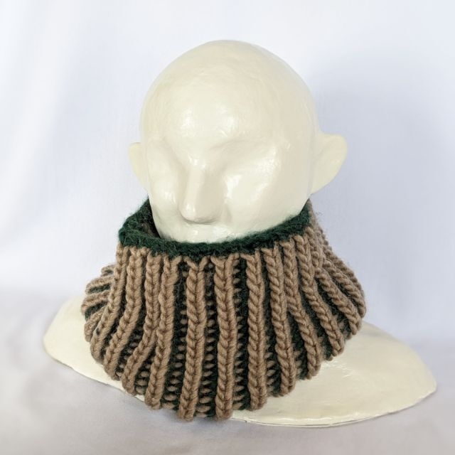 ブリオッシュ編みのネックウォーマー（グリーン×ベージュ） ハンドメイドのファッション小物(マフラー/ストール)の商品写真