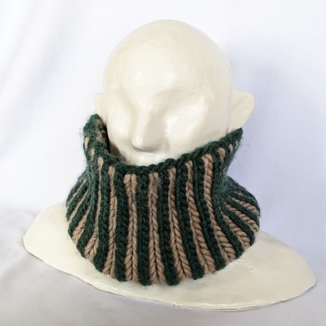 ブリオッシュ編みのネックウォーマー（グリーン×ベージュ） ハンドメイドのファッション小物(マフラー/ストール)の商品写真