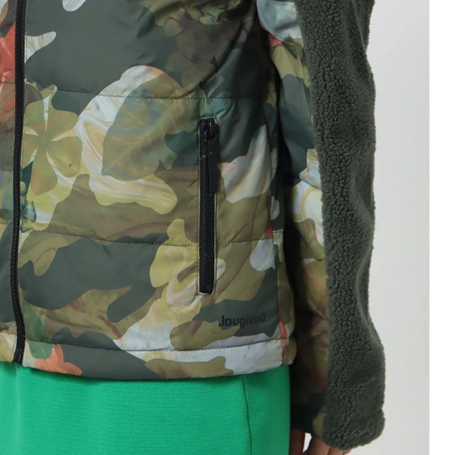DESIGUAL(デシグアル)の新品✨タグ付き♪デシグアル ⭐️Sサイズ　軽くて暖かいジャケット  大特価‼️ レディースのジャケット/アウター(その他)の商品写真