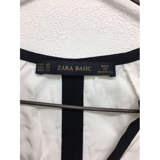 ZARA(ザラ)の黒ラインVネックブラウス　ホワイト　XSサイズ　ZARA　レディース　新品　未使 レディースのトップス(シャツ/ブラウス(長袖/七分))の商品写真