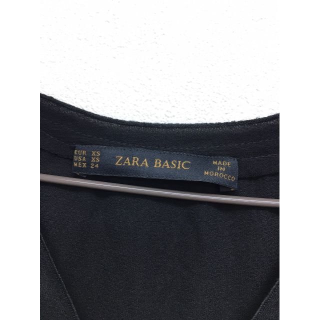 ZARA(ザラ)のVネック金ボタンブラウス　ブラック　XSサイズ　ZARA　レディース　新品　未使 レディースのトップス(シャツ/ブラウス(長袖/七分))の商品写真