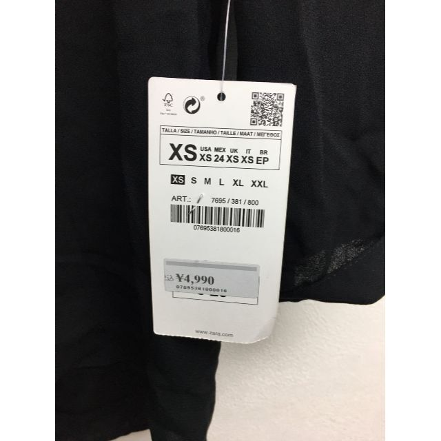 ZARA(ザラ)のVネック金ボタンブラウス　ブラック　XSサイズ　ZARA　レディース　新品　未使 レディースのトップス(シャツ/ブラウス(長袖/七分))の商品写真