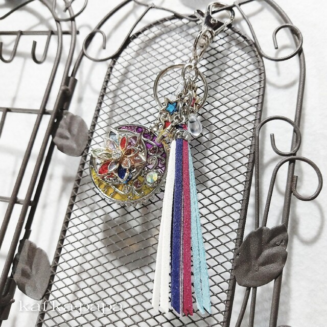 カラフルな睡蓮と三日月バッグチャーム ハンドメイドのファッション小物(バッグチャーム)の商品写真