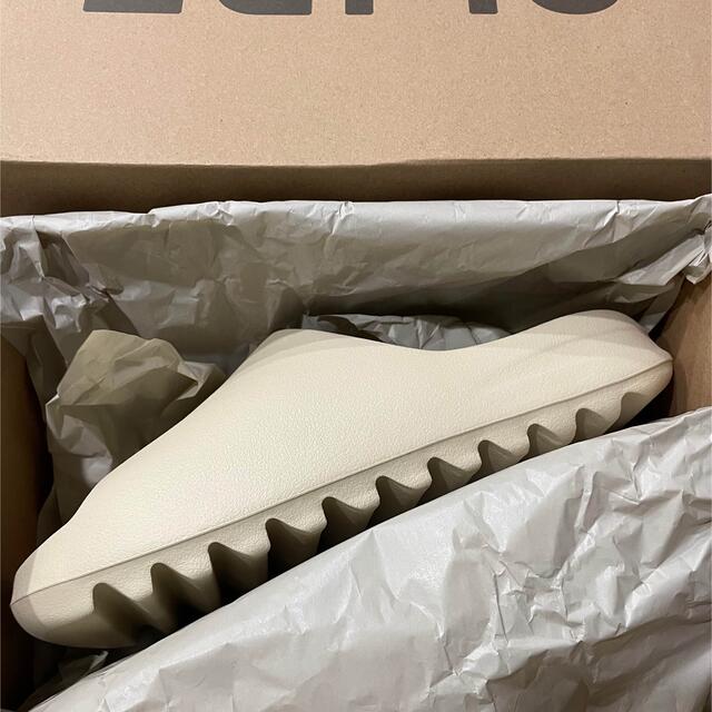 adidas(アディダス)の28.5㎝ adidas YEEZY SLIDE BONE FZ5897 メンズの靴/シューズ(サンダル)の商品写真