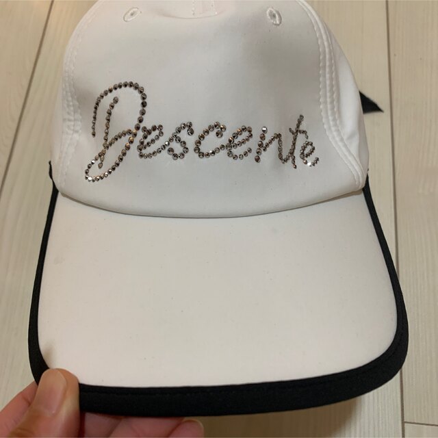 DESCENTE(デサント)のデサント　ゴルフ　ホワイト＆ブラックリボン付きキャップ スポーツ/アウトドアのゴルフ(その他)の商品写真