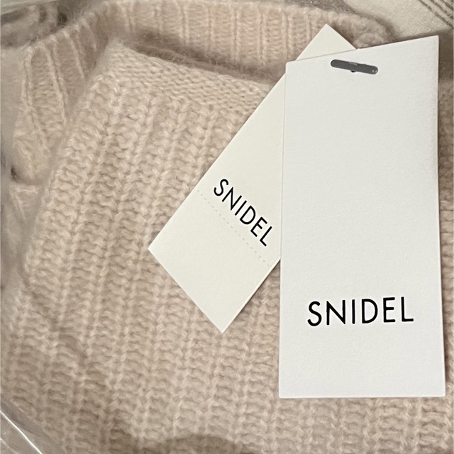 SNIDEL(スナイデル)の未使用タグ付】ラクーンミニニットワンピース　アイボリー レディースのワンピース(ミニワンピース)の商品写真