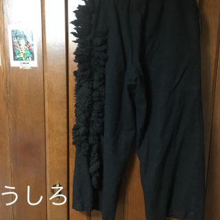 コムデギャルソン(COMME des GARCONS)のローブ 飾り付きウールパンツ(クロップドパンツ)