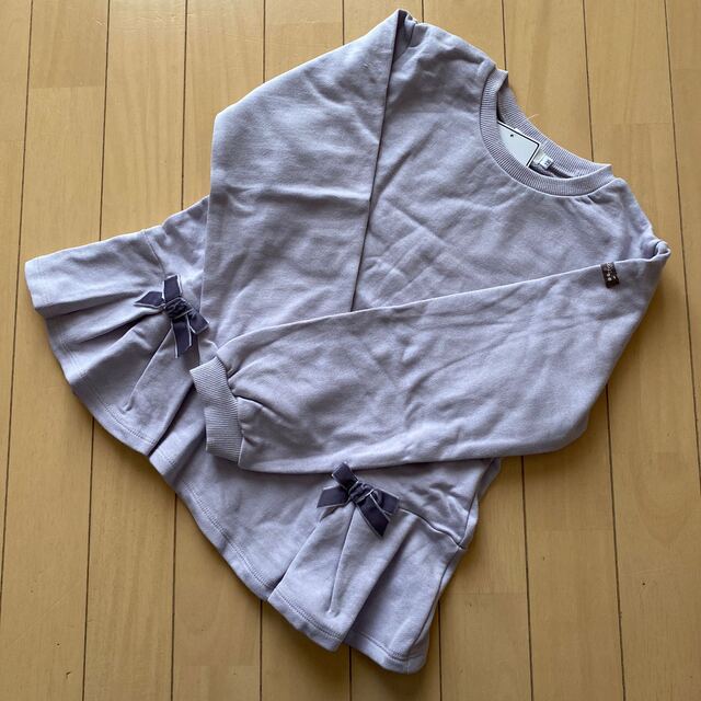 BeBe(ベベ)のべべ系 SLAP SLIP リボン付き裏毛トレーナー 130 キッズ/ベビー/マタニティのキッズ服女の子用(90cm~)(その他)の商品写真