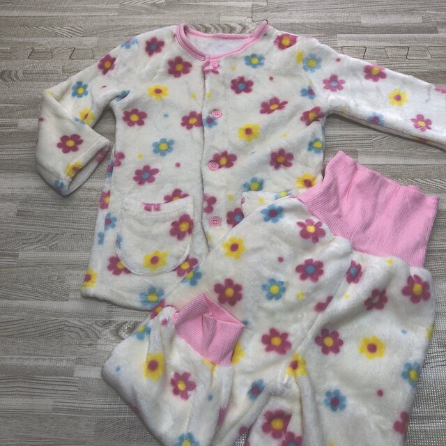 パジャマ　女の子　花柄　厚手　フリース　90 キッズ/ベビー/マタニティのキッズ服女の子用(90cm~)(パジャマ)の商品写真