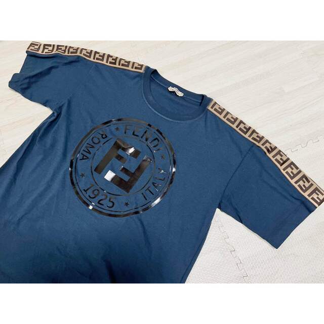 FENDI(フェンディ)のFENDI フェンディ フロントエナメルロゴ 肩袖ロゴテープ ネイビー 紺 42 レディースのトップス(Tシャツ(半袖/袖なし))の商品写真