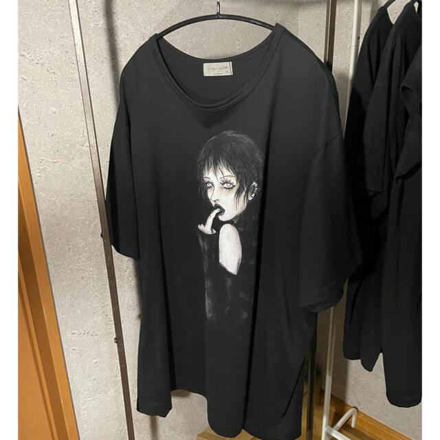 Yohji Yamamoto(ヨウジヤマモト)のyohji yamamoto MAHABARA 女インジェクトプリントTシャツ メンズのトップス(Tシャツ/カットソー(半袖/袖なし))の商品写真