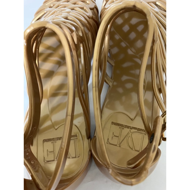 ⑤ DIANE VON FURSTENBRG サンダル　ゴールド　25.5 レディースの靴/シューズ(サンダル)の商品写真