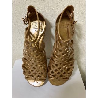 ⑤ DIANE VON FURSTENBRG サンダル　ゴールド　25.5(サンダル)