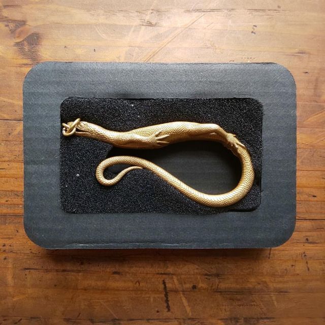 真鍮製 トカゲ キーホルダー ベルトフック 爬虫類 カナヘビ 飼育 レディースのファッション小物(キーホルダー)の商品写真