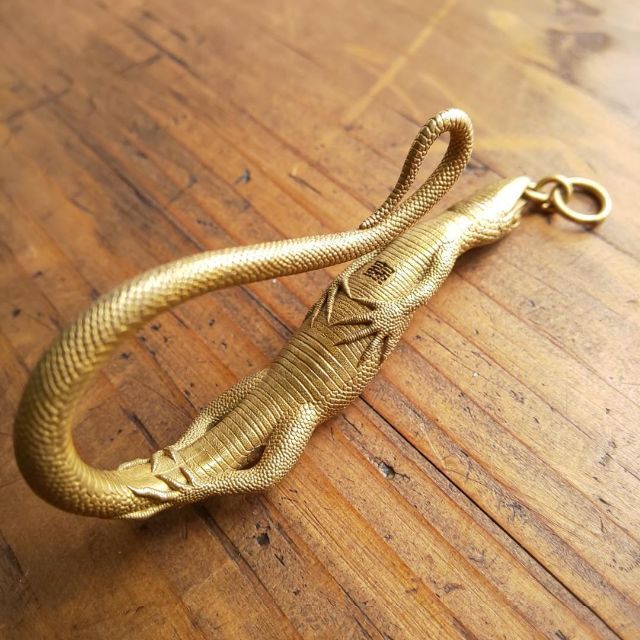 真鍮製 トカゲ キーホルダー ベルトフック 爬虫類 カナヘビ 飼育 レディースのファッション小物(キーホルダー)の商品写真