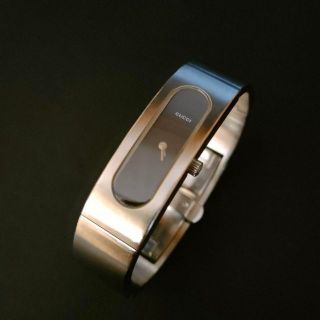 Gucci - 良品【稼働品】GUCCI グッチ 2400S レディース時計 ブラック シルバー