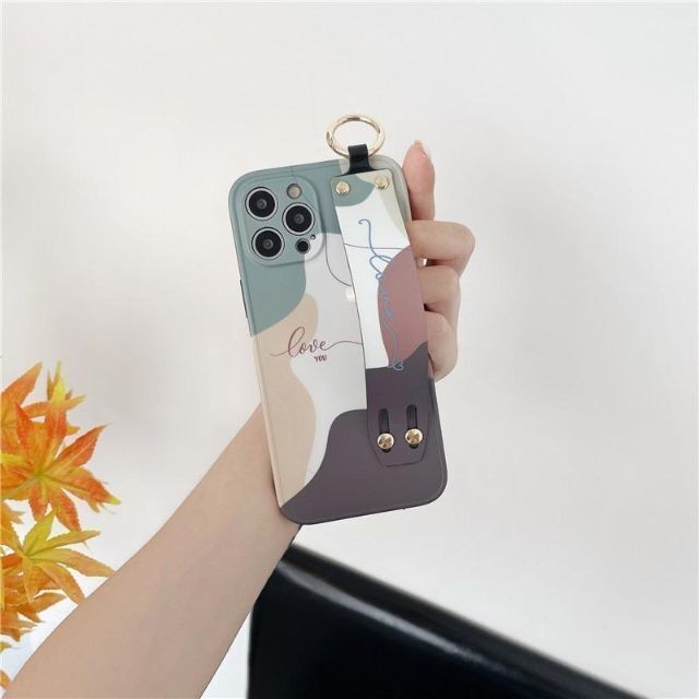 柄模様✦︎iPhoneケース　ベルト付　レッド　グリーン スマホ/家電/カメラのスマホアクセサリー(iPhoneケース)の商品写真