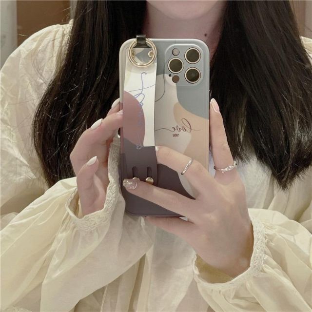 柄模様✦︎iPhoneケース　ベルト付　レッド　グリーン スマホ/家電/カメラのスマホアクセサリー(iPhoneケース)の商品写真