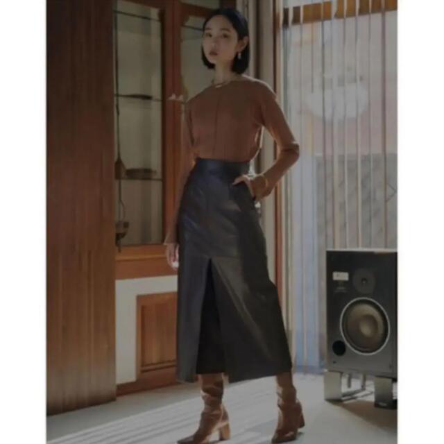 Ameri VINTAGE(アメリヴィンテージ)のDEEP SLIT FAKE LEATHER SKIRT レディースのスカート(ロングスカート)の商品写真