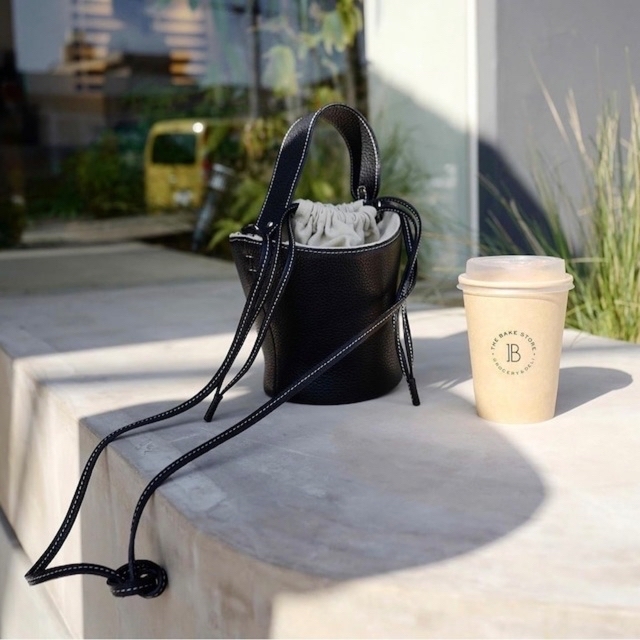 【新品タグ付】AYAKOバッグ　ブラックPottery Bag/Black レディースのバッグ(ショルダーバッグ)の商品写真