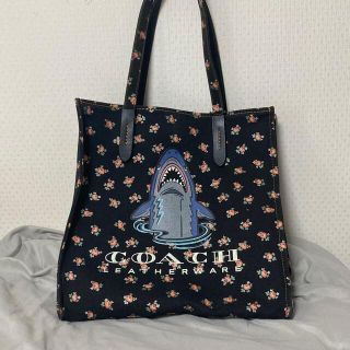 コーチ(COACH)のコーチ coach ジョーズ　サメ 鮫 トートバック　花柄　ブラック　シャーク(トートバッグ)