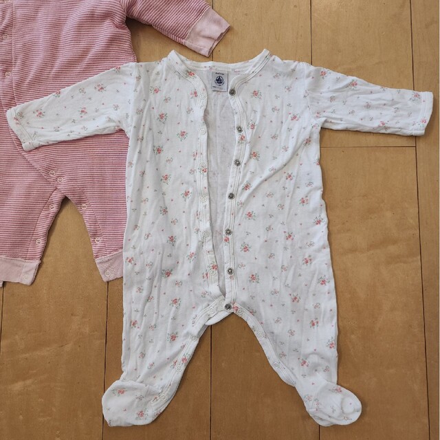 PETIT BATEAU(プチバトー)のプチバトー6m カバーオール ボーダーピンク&花柄　2着セット キッズ/ベビー/マタニティのベビー服(~85cm)(ロンパース)の商品写真