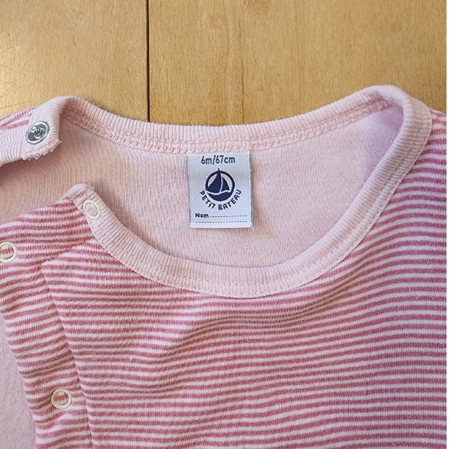 PETIT BATEAU(プチバトー)のプチバトー6m カバーオール ボーダーピンク&花柄　2着セット キッズ/ベビー/マタニティのベビー服(~85cm)(ロンパース)の商品写真