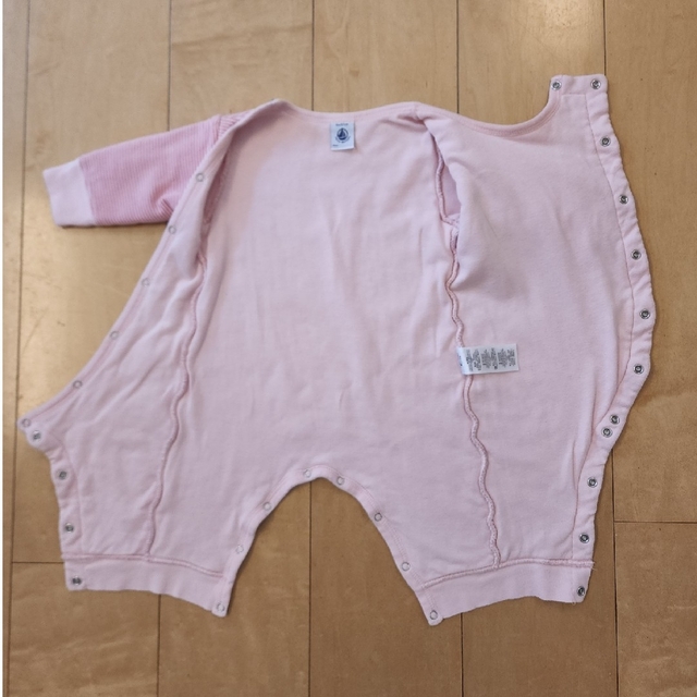 PETIT BATEAU(プチバトー)のプチバトー6m カバーオール ボーダーピンク&花柄　2着セット キッズ/ベビー/マタニティのベビー服(~85cm)(ロンパース)の商品写真