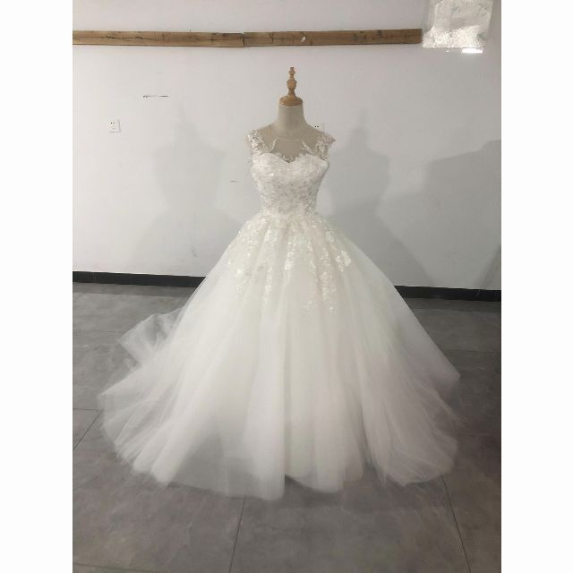繊細レース ウエディングドレ ス ホワイト  プリンセスライン 短トレーン結婚式ウェディングドレス