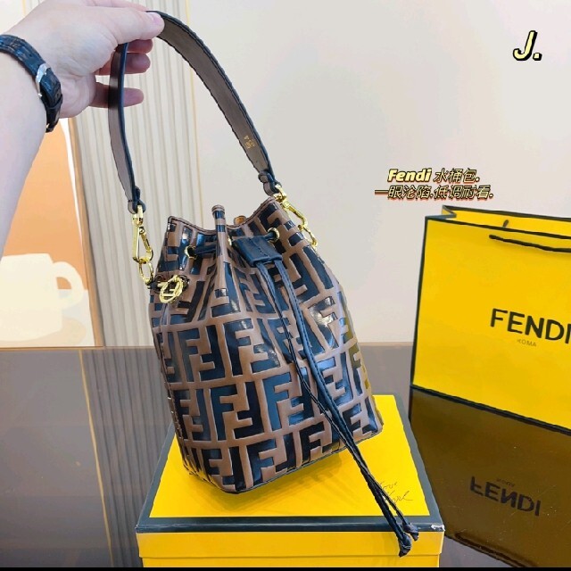 FENDI メッセンジャーバッグ　バッグ　さらに値下げ