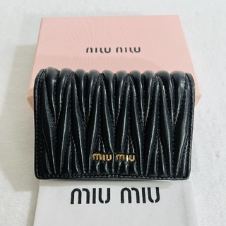 miumiu - ❤️新品未使用❤️ ミュウミュウ 二つ折り財布 黒 【正規極美品】