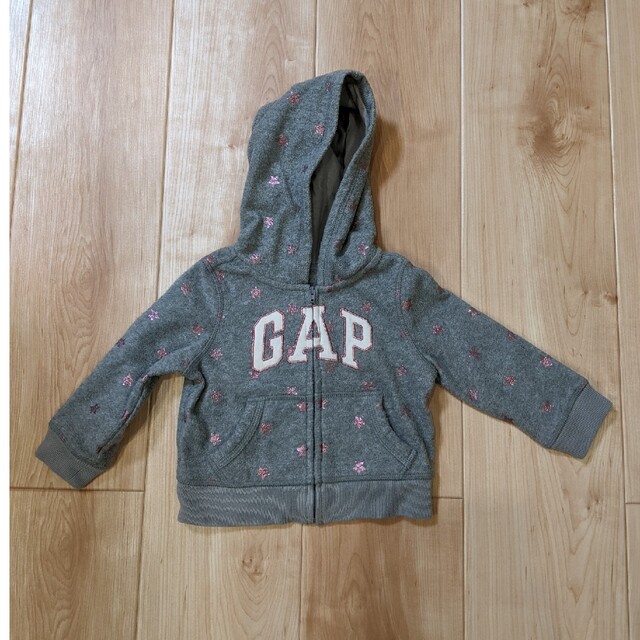 babyGAP(ベビーギャップ)のbabyGAP 女の子用パーカー ピンク星柄 80センチ キッズ/ベビー/マタニティのベビー服(~85cm)(ジャケット/コート)の商品写真