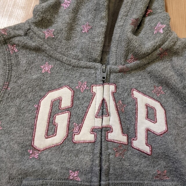 babyGAP(ベビーギャップ)のbabyGAP 女の子用パーカー ピンク星柄 80センチ キッズ/ベビー/マタニティのベビー服(~85cm)(ジャケット/コート)の商品写真