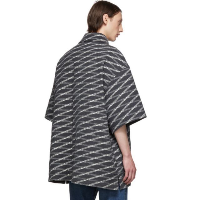 Balenciaga(バレンシアガ)の新品 BALENCIAGA ロゴ 半袖コート 中綿入り メンズのジャケット/アウター(その他)の商品写真