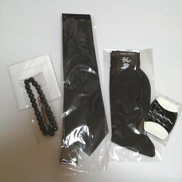 【新品】葬儀用小物　黒ネクタイ　靴下　数珠　白ハンカチ　エチケットブラシ メンズのファッション小物(ネクタイ)の商品写真