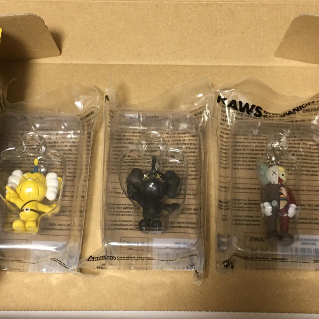 お買い得！ KAWS TOKYO FIRST キーホルダー 3個 | ftp.domelizeu.com.br