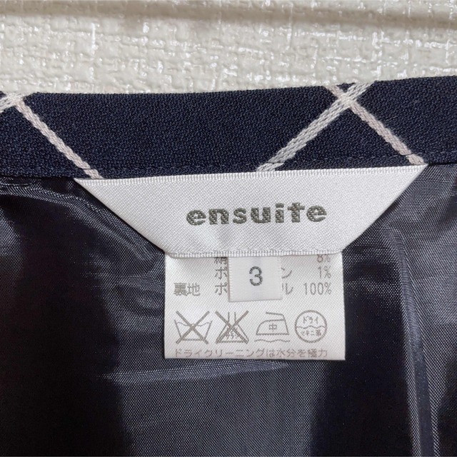 ensuite(エンスウィート)のensuite スカート　膝丈　エンスウィート　レディース ネイビー　女性　紺 レディースのスカート(ひざ丈スカート)の商品写真