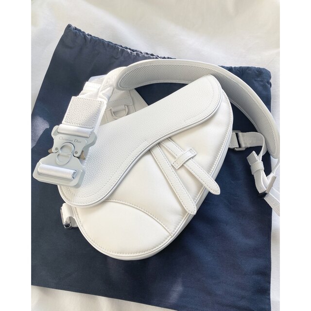Christian Dior(クリスチャンディオール)のDior × sacai  ホワイト サドルバッグ メンズのバッグ(ショルダーバッグ)の商品写真